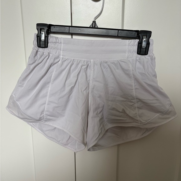 Lululemon Hotty Hot Low-Rise Lined Short 4". White size 6 - Picture 2 of 3